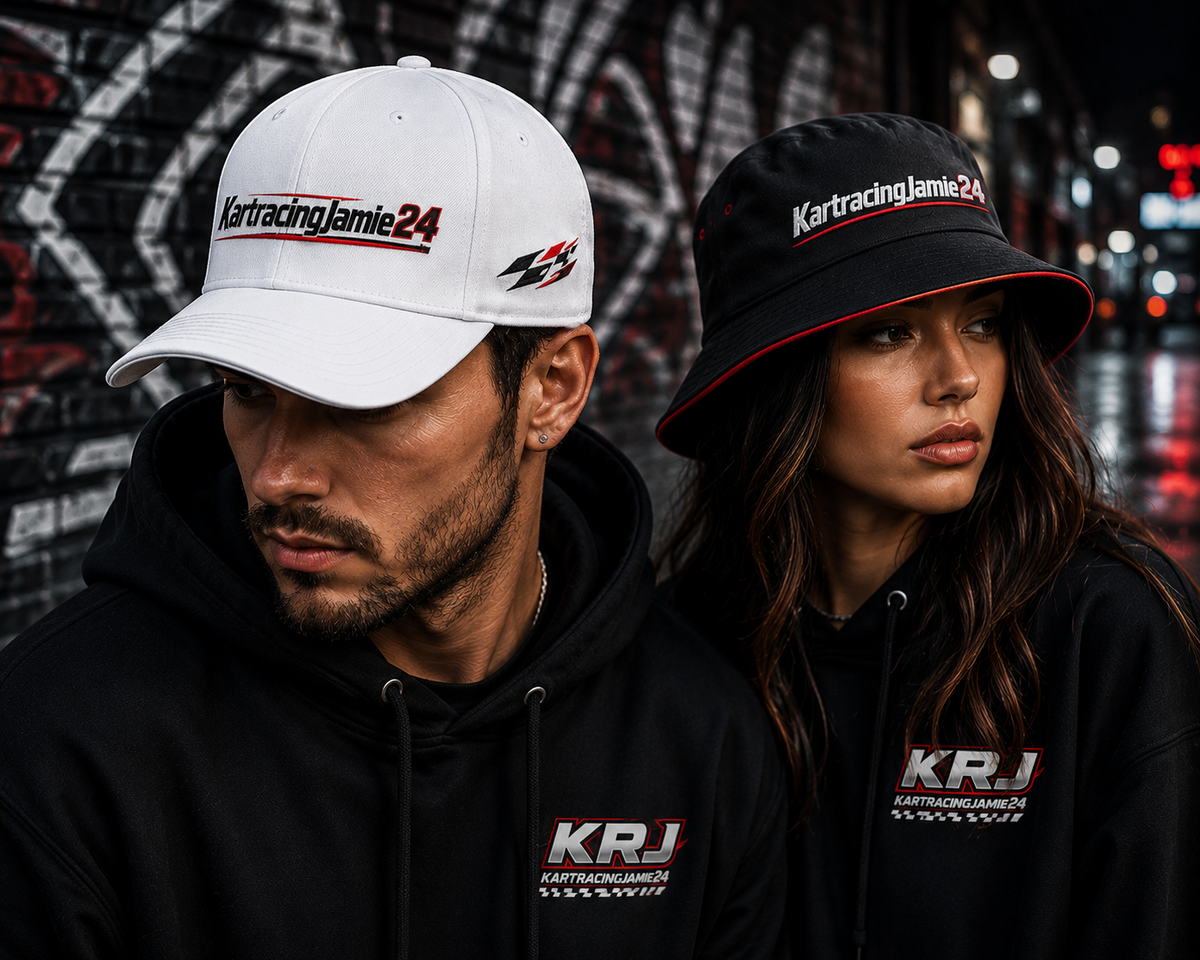 Zwei Personen tragen racing-inspired caps mit Grafiken und Logos in einer urbanen Umgebung.