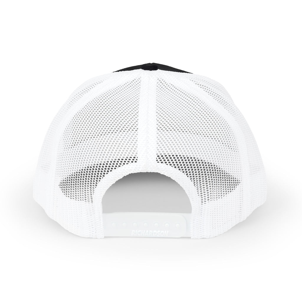 Rückansicht des Mountain Lodge Snapback Trucker Cap mit weißem Mesh und verstellbarem Plastikverschluss.