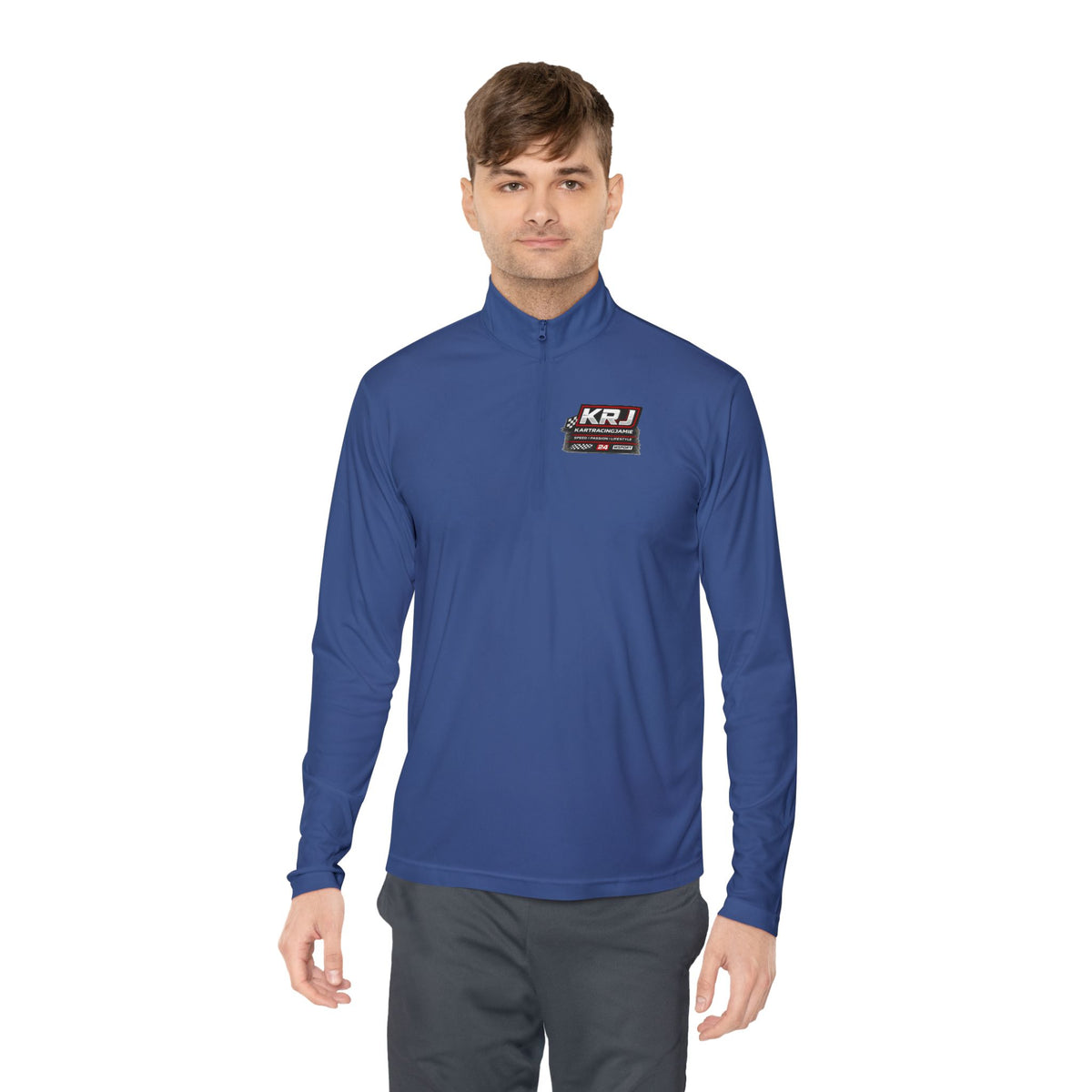 Mann trägt einen Kart Racing Quarter-Zip Pullover in Blau, ideal für Motorsport und Training.
