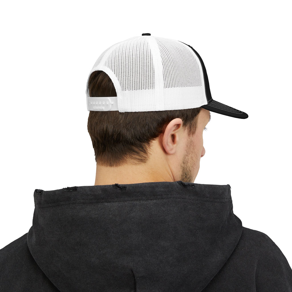 Rückansicht des Mountain Lodge Snapback Trucker Caps mit weißem Netz und schwarzem Schirm.