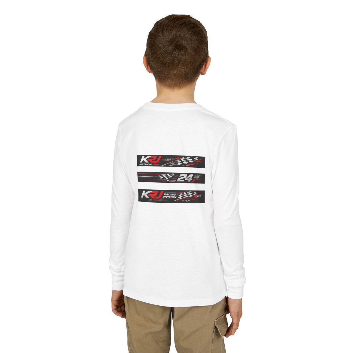 Junge trägt das Youth Racing Long Sleeve Shirt mit Kartgrafiken auf dem Rücken.