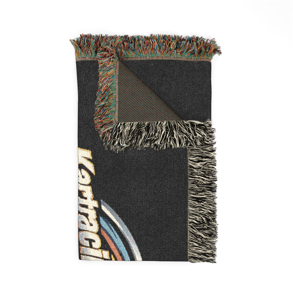 Go-Kart Racing Woven Blanket mit fransen und motorsportlichem Design auf dunklem Hintergrund.