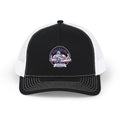 Mountain Lodge Snapback Trucker Cap mit vintage Patch, schwarz und weiß, ideal für Outdoor-Aktivitäten.