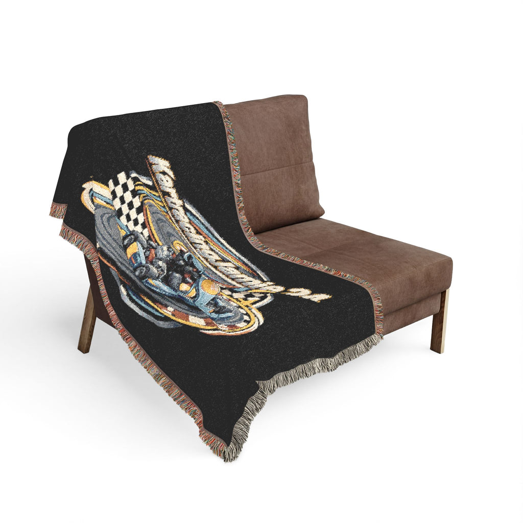 Go-Kart Racing Woven Blanket auf einem Sofa, ideal für Motorsport-Fans und bequem für den täglichen Gebrauch.
