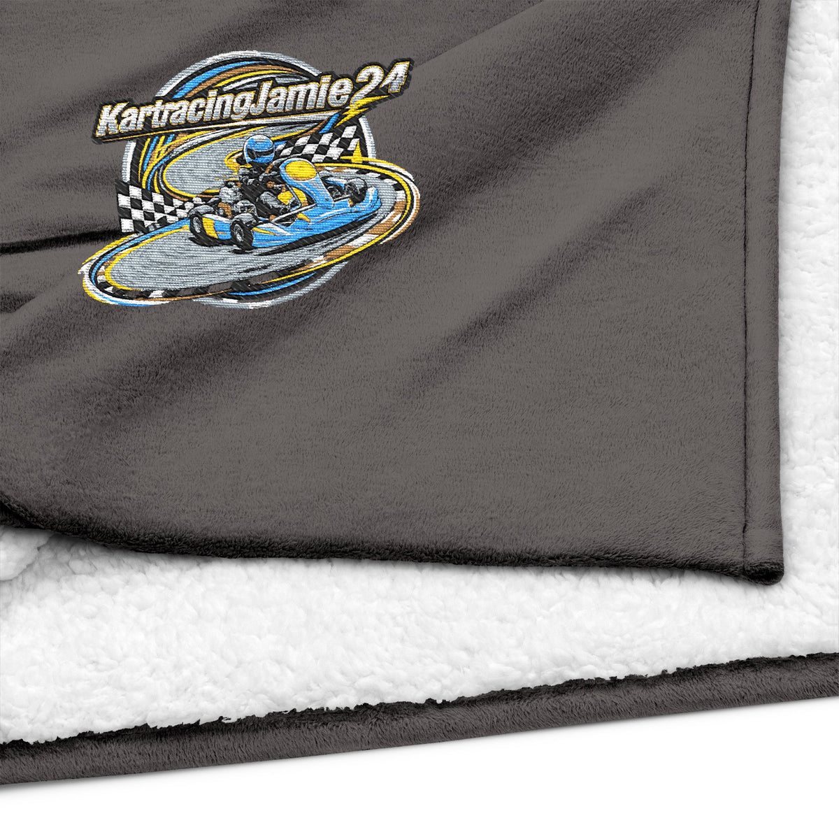 Karting embroidered sherpa blanket mit KartingJamie24 Racing Logo auf grauem Hintergrund.