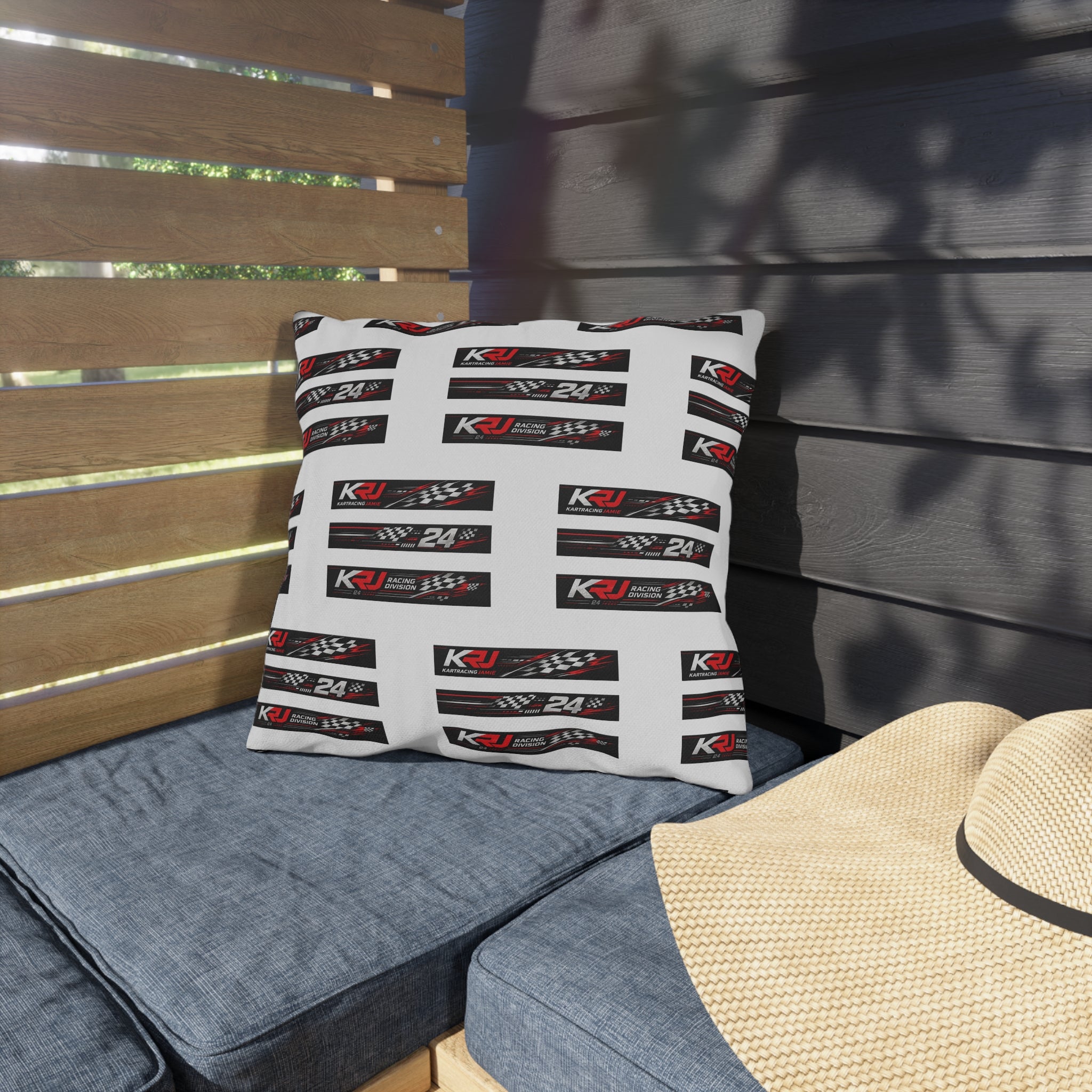 Racing Outdoor Pillow mit KRJ Motorsport Grafik auf einer Gartenbank, ideal für Motorsport-Fans.