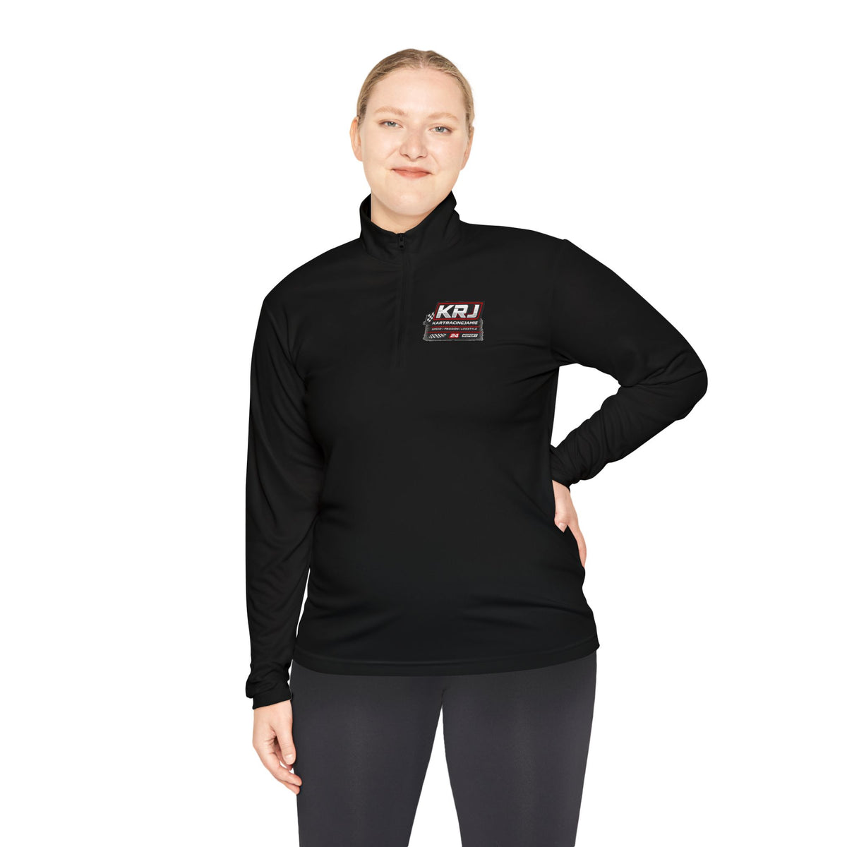 Frau trägt Kart Racing Quarter-Zip Pullover, ideal für Motorsport und komfortable Freizeitgestaltung.