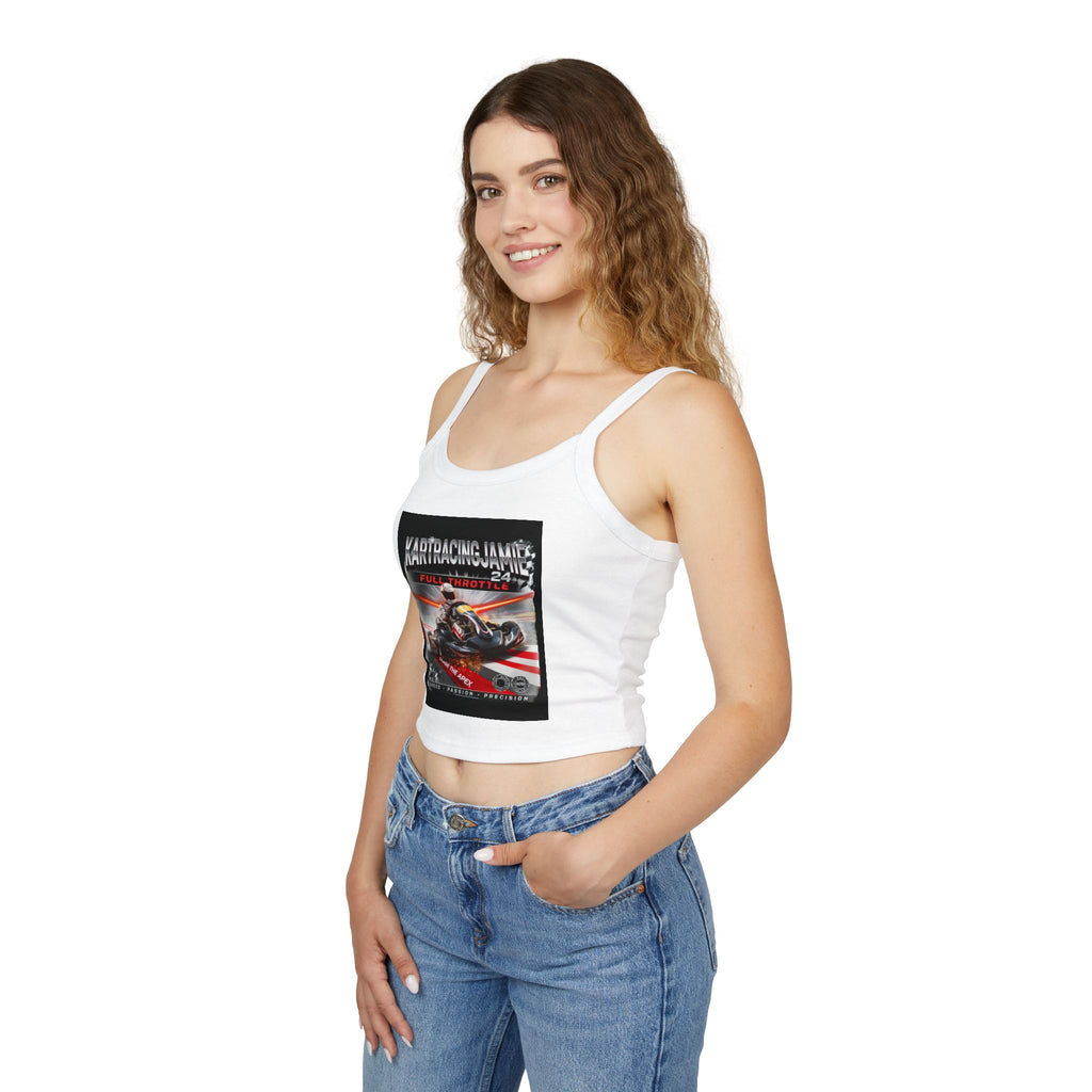 Frau trägt den Kart Racing Graphic Tank Top, ideal für Go-Kart-Rennen und lässige Mode.
