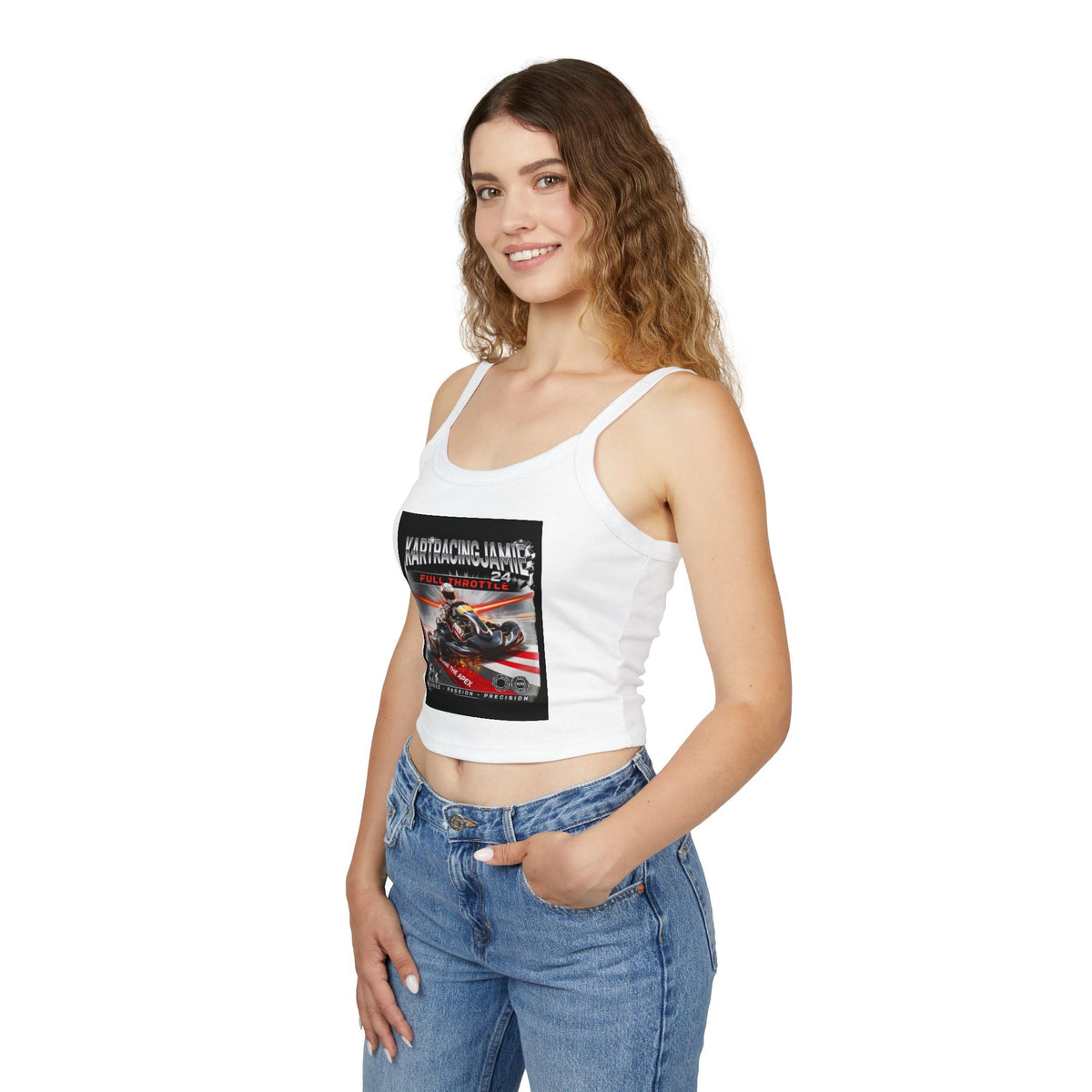 Frau trägt den Kart Racing Graphic Tank Top, ideal für Go-Kart-Rennen und lässige Mode.