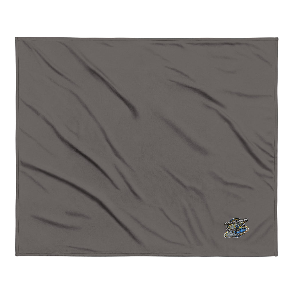 karting embroidered sherpa blanket mit lebhaftem Karting-Emblem auf grauem Hintergrund.