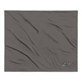 karting embroidered sherpa blanket mit lebhaftem Karting-Emblem auf grauem Hintergrund.