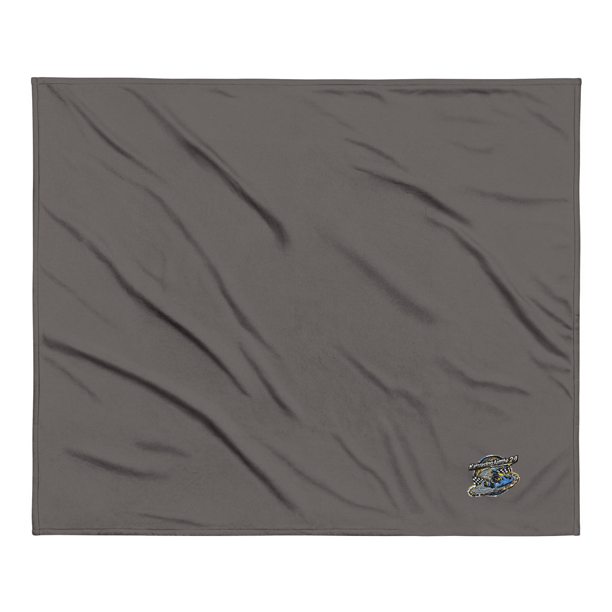 karting embroidered sherpa blanket mit lebhaftem Karting-Emblem auf grauem Hintergrund.