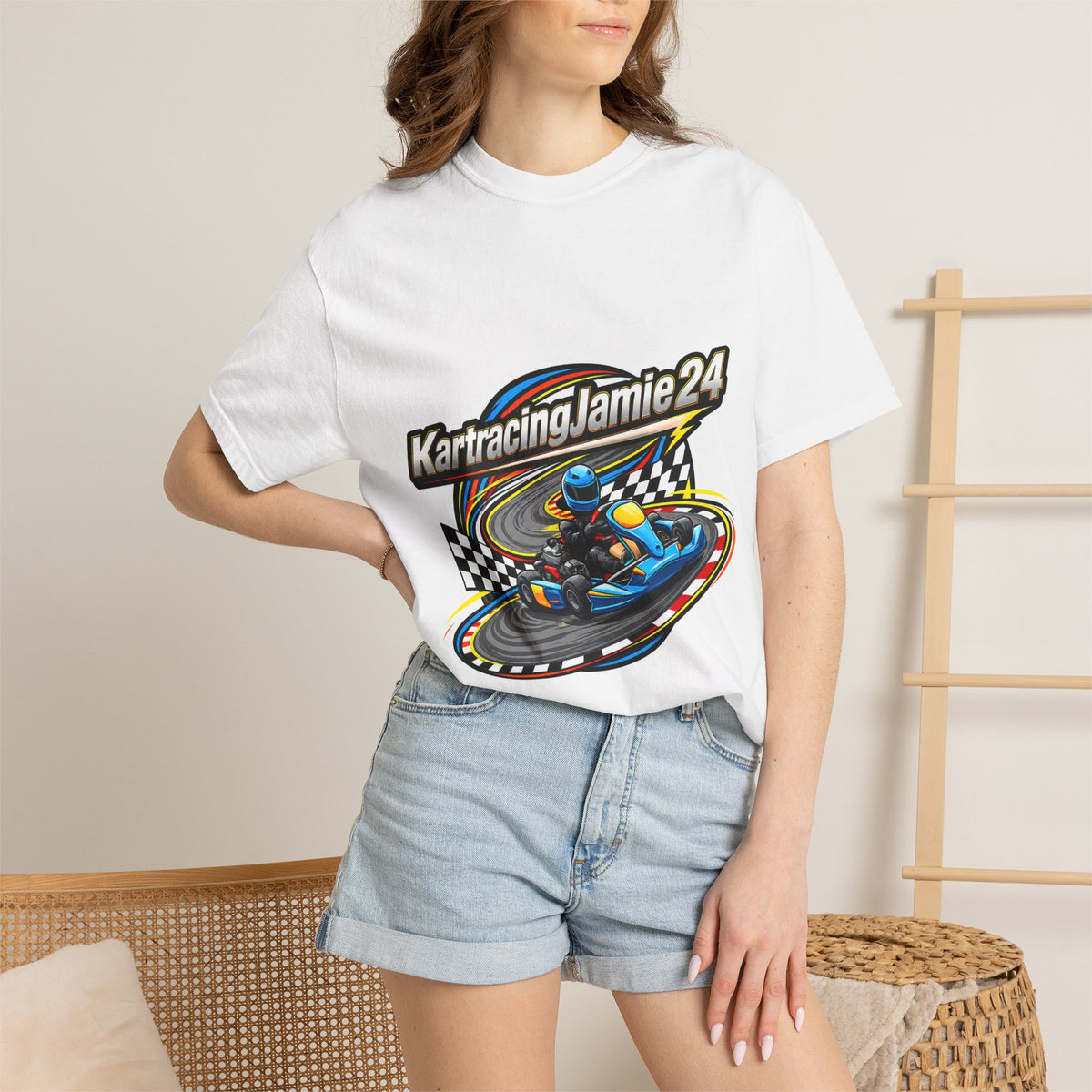 Weißes T-Shirt mit großem, buntem Go-Kart-Motiv, lockerer Schnitt, kombiniert mit lässigen Shorts.