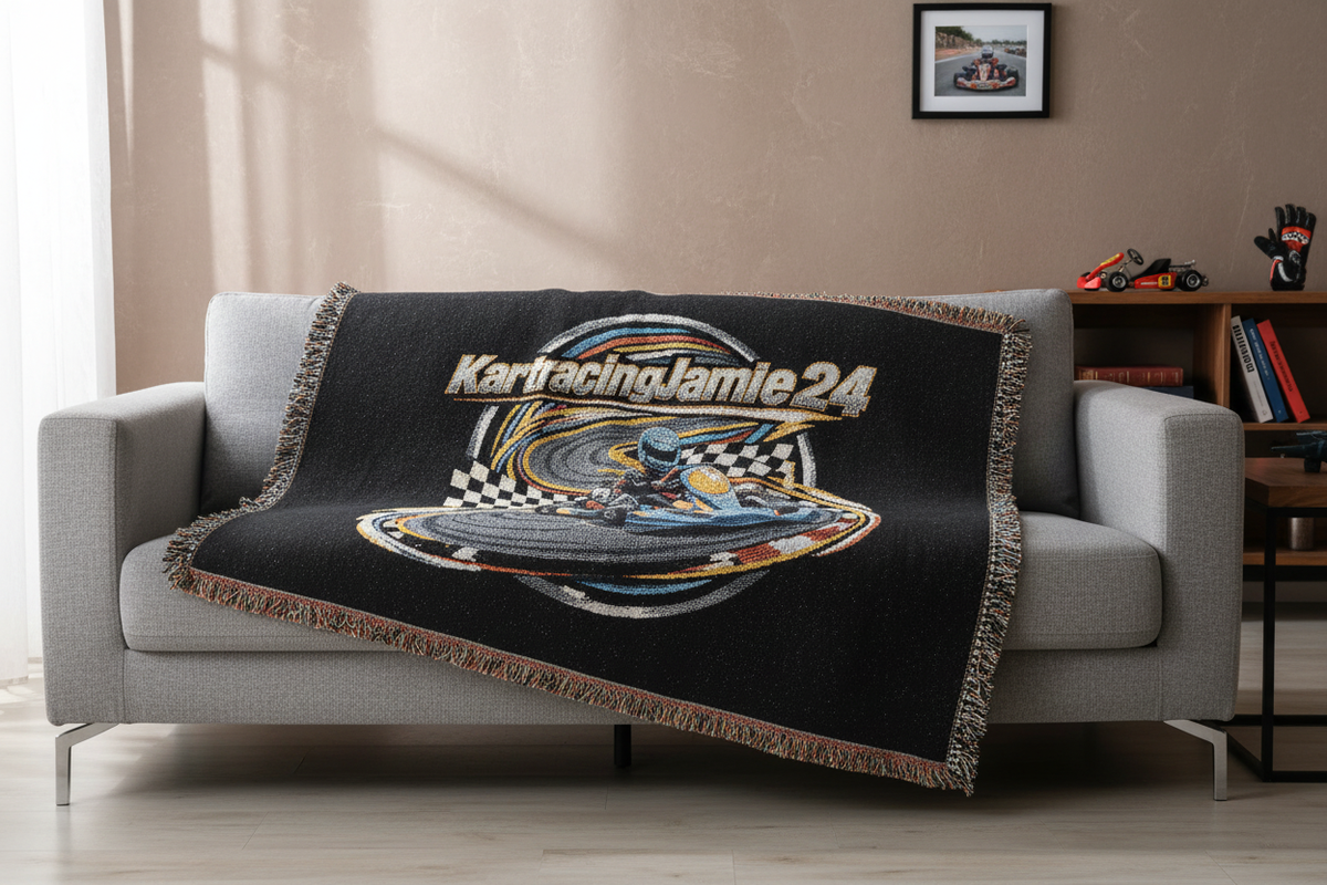 Go-Kart Racing Woven Blanket auf einem Sofa in einem modernen Wohnzimmer mit Motorsport-Dekor.